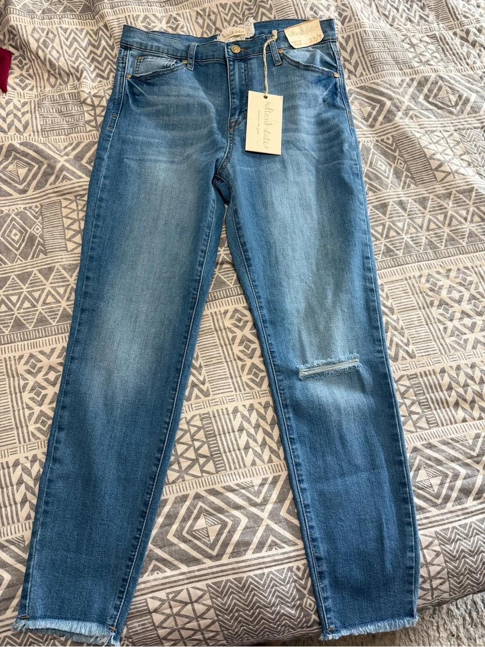 Altar’d State NWT High Rise Skinny Ankle Jeans Light Wash Distressed Size 29/9 - Picture 2 of 8